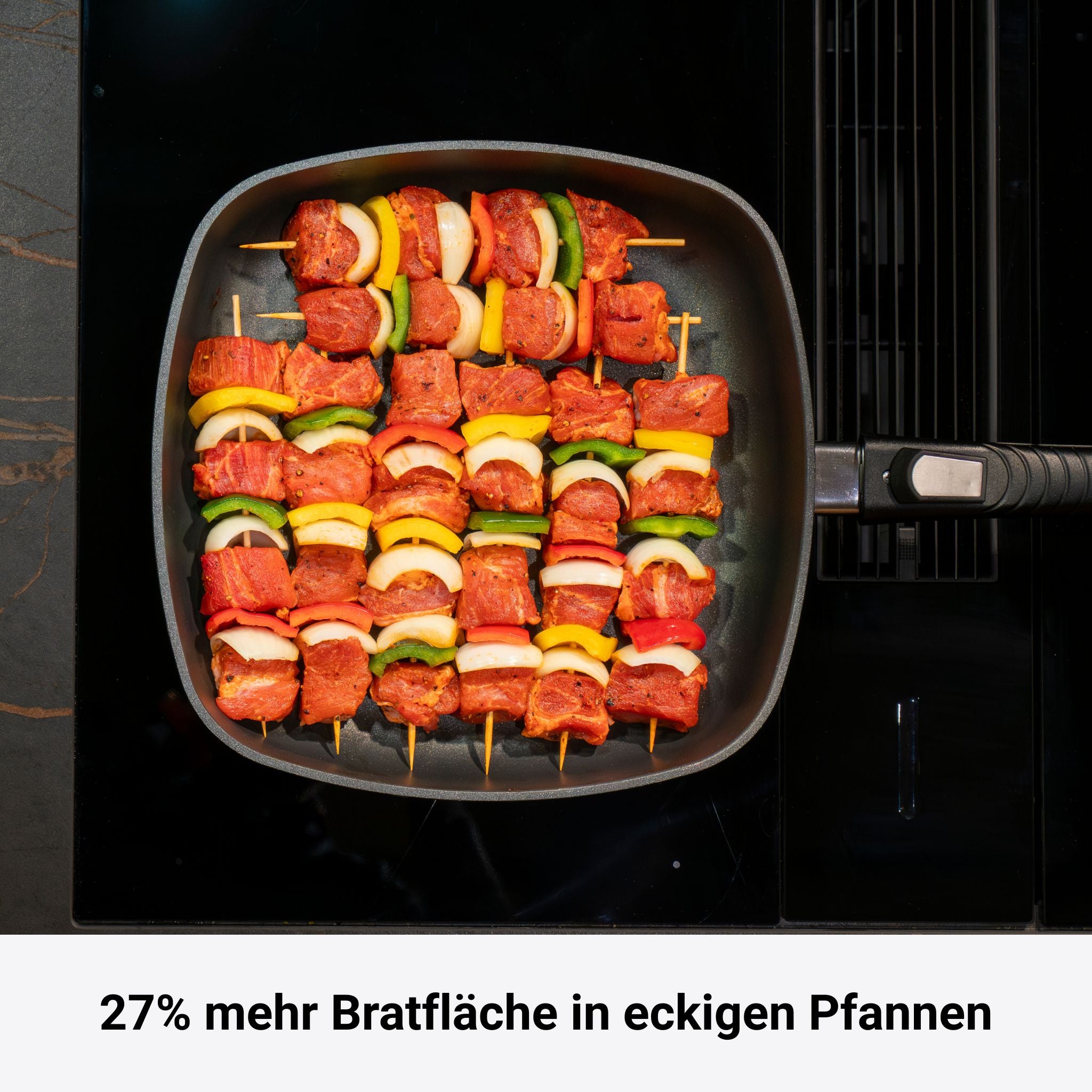Viereckige Grillpfanne mit abnehmbarem Edelstahlstiel, gefüllt mit bunten Gemüsespießen.