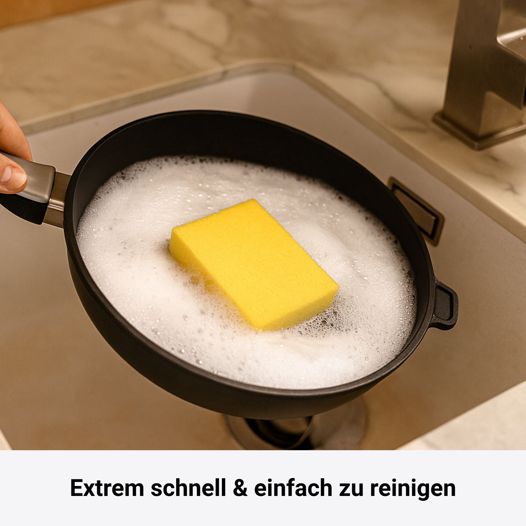 Schwarze Hochrandpfanne mit Schaum und gelbem Schwamm, Edelstahlgriff, in Spüle gehalten.