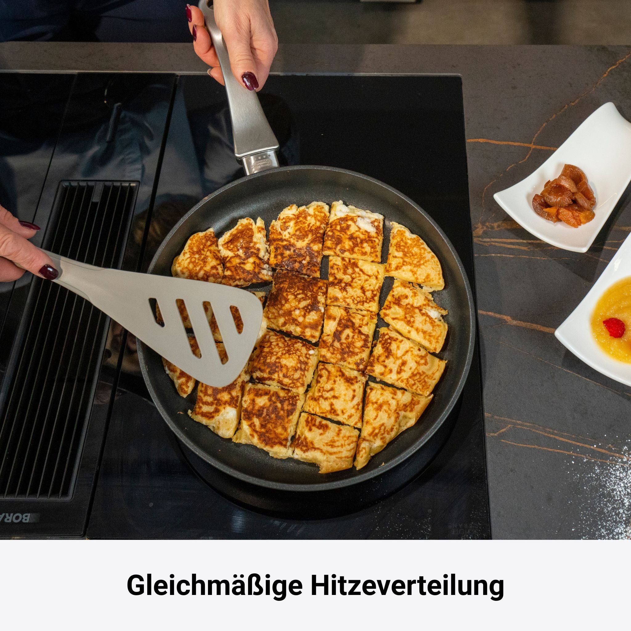 Runde Tepanyaki Pfanne mit gebratenem, goldbraunem Grillkäse über Induktionskochfeld.