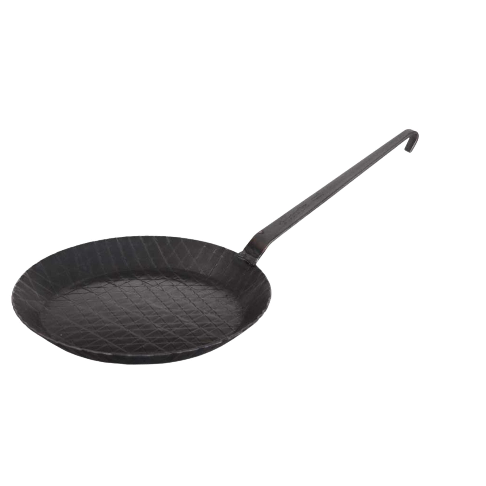 Schwarze gusseiserne Pfanne mit langem Griff und geriffeltem Boden.
