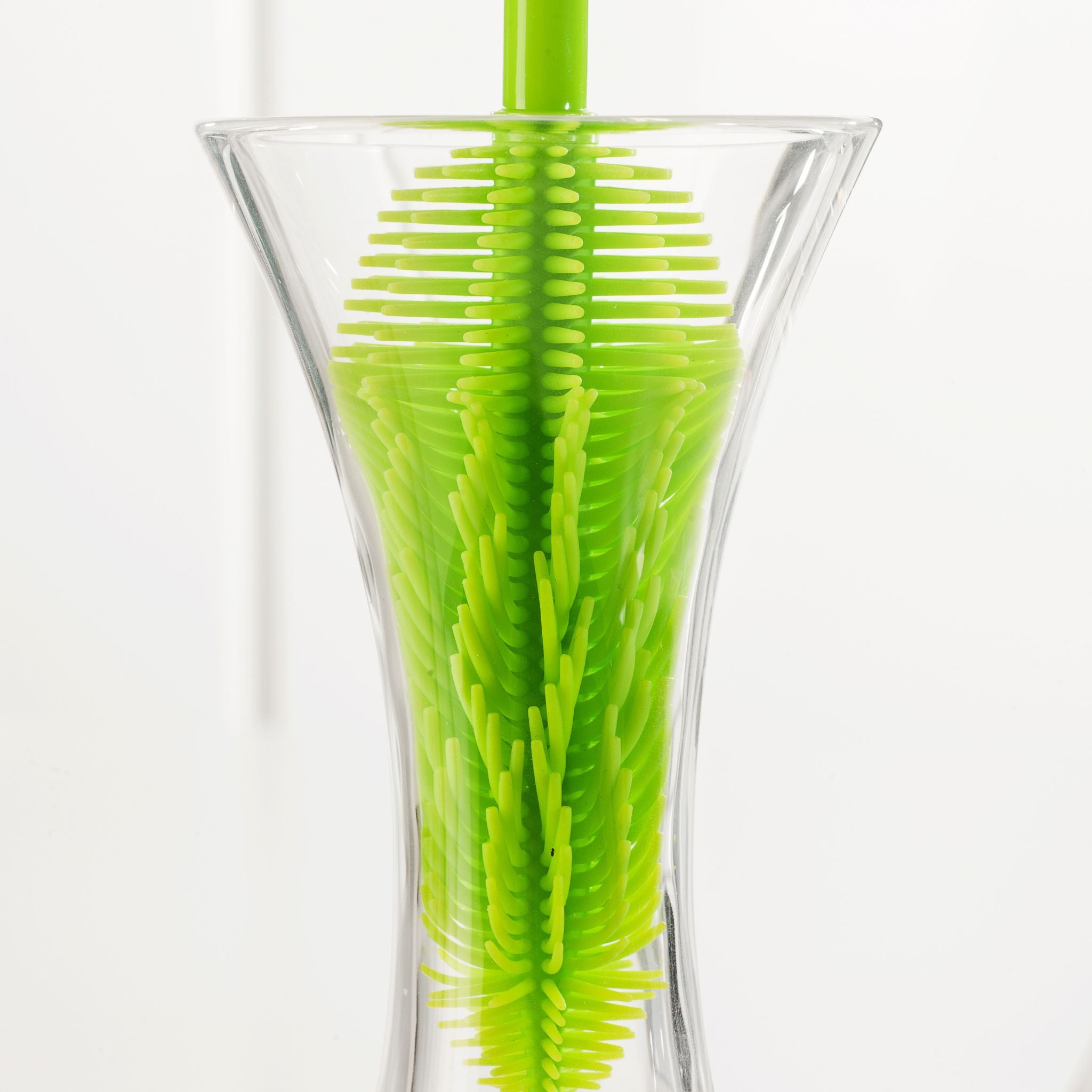 Flaschenbürste in leuchtendem Limettengrün mit flexiblem Bürstenkopf aus Silikon.