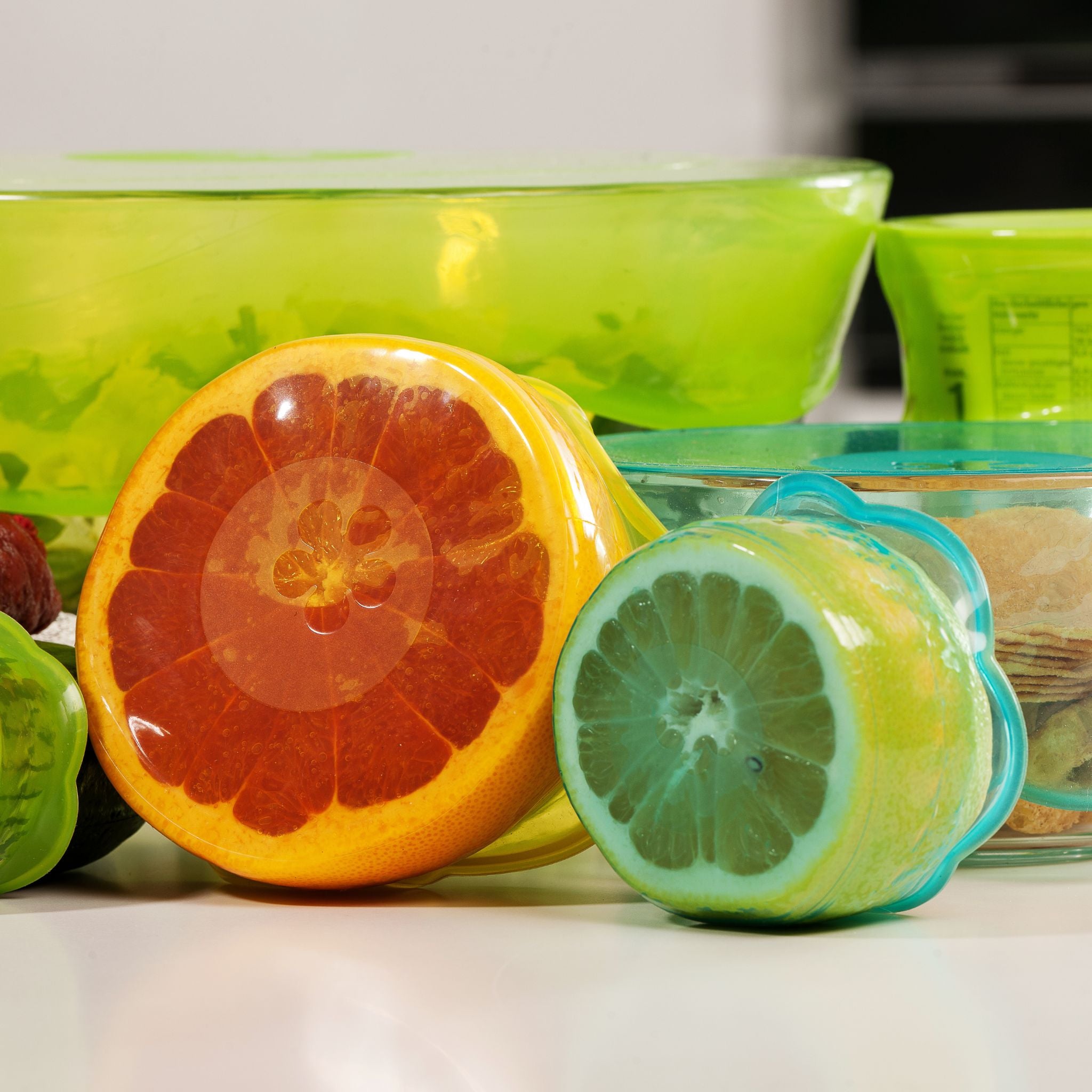 Transparenter Orangen-Deckelverschluss aus Kunststoff, rund und flexibel.