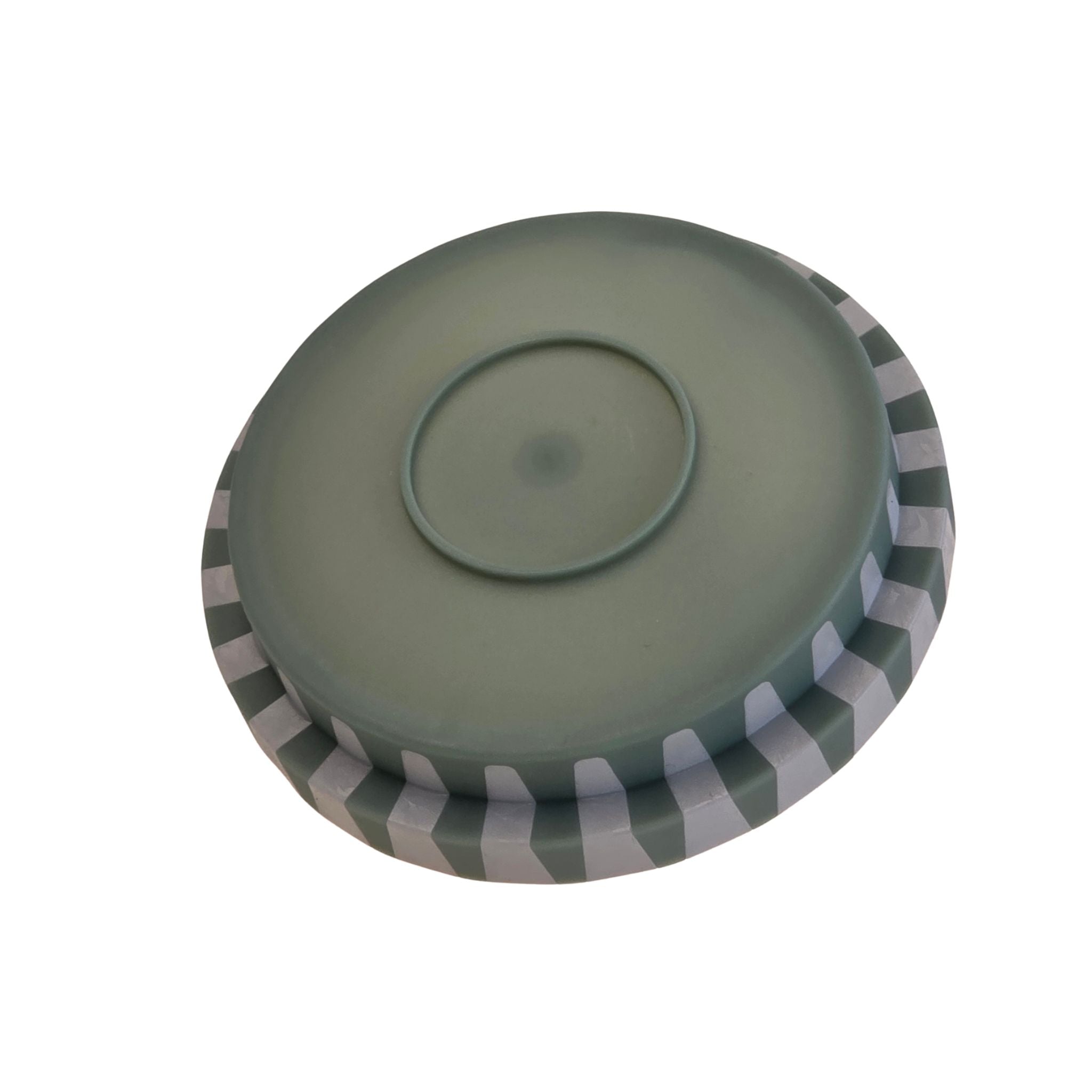Großer Deckel in Olive mit grauen Streifen und rundem Griff in der Mitte.