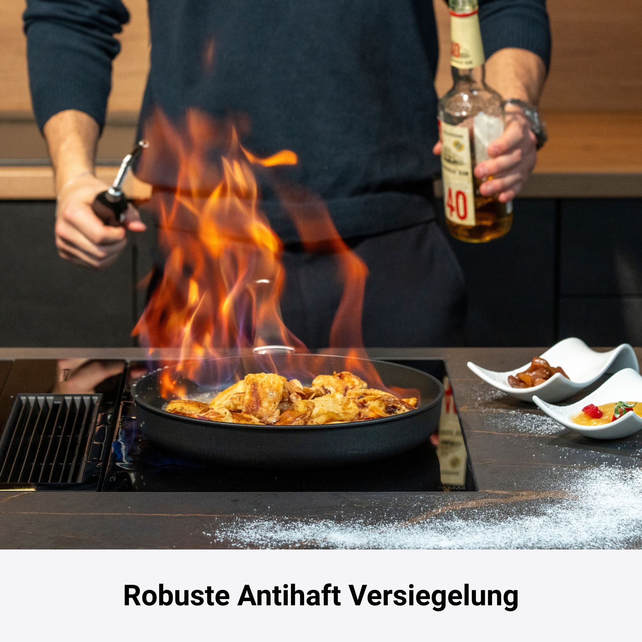 Schwarze Bratpfanne mit robusten Antihaftbeschichtung und brennenden Flammen beim Kochen.
