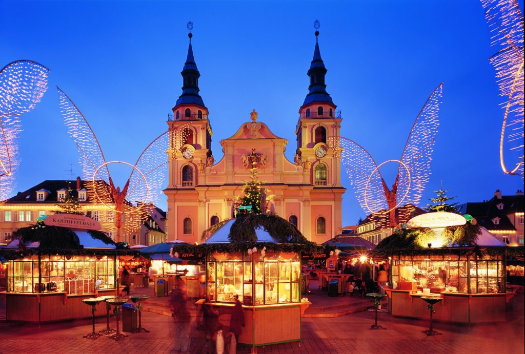 Weihnachtsmarkt Ludwigsburg beleuchtet.