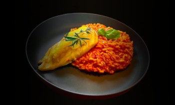 Tomaten-Risotto mit Zitronenhühnchen