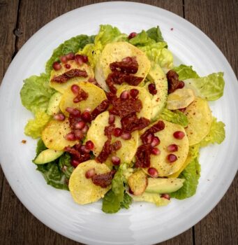 Caesar Salat vegetarisch auf einem weißen Teller angerichtet