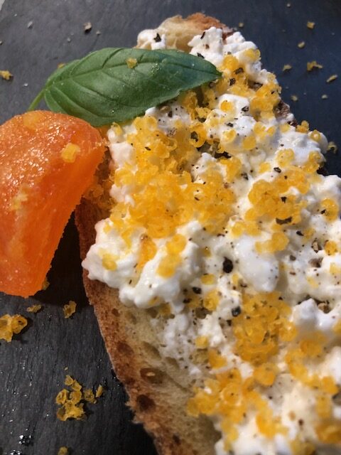 Gebeiztes Eigelb auf ein Brot mit Frischkäse gerieben.