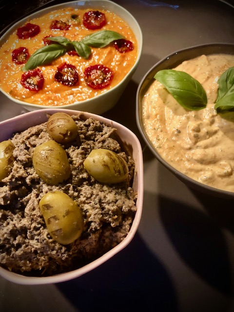 Drei verschiedene Meze in kleinen Schalen angerichtet.