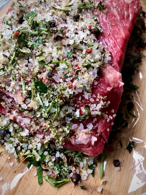 Rindfleisch mit einer Salz Zucker Mischung zum pökeln mit Kräutern und Gewürzen vorbereitet. 