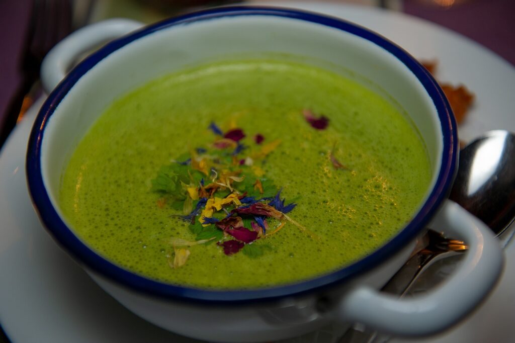 Aufgeschäumte grüne Suppe als Beispielfoto.