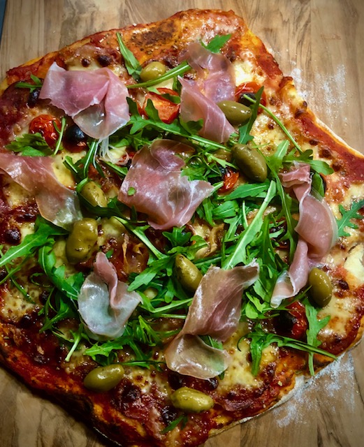 Pizza mit Parmaschinken und Rucola - Die Pfanne von harecker.de