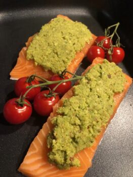 Lachs mit einer Kräuterkruste in der Auflaufform von Pfannen Harecker vor dem Backen im Ofen.