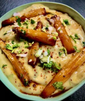 Köstliche Sommermayonnaise mit Spargel zubereitet und mit klein geschnittenem Frühlingszwiebeln serviert.