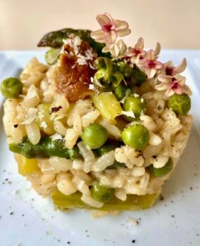 Risotto mit grünem Spargel, Erbsen und Steinplizen