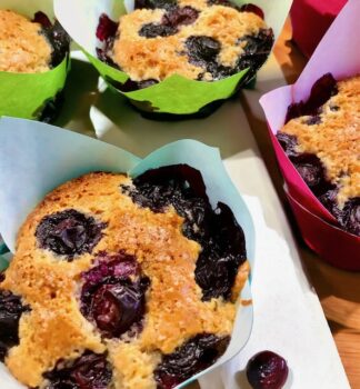 Blaubeer-Muffins in bunten Papierförmchen als leckerer Nachtisch oder einfach mal für Zwischendurch.