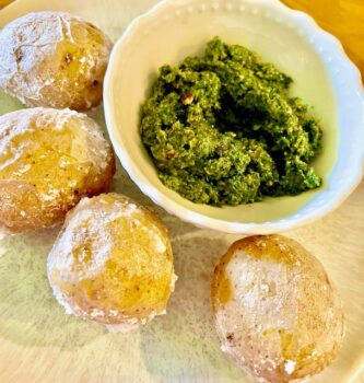 Kanarische Kartoffeln in der Salzkruste gegart und mit einer frischen Salsa Verde serviert als Beilage oder Hauptgericht.