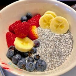 Chia-Pudding mit frischen Früchten als leckeres und gesundes Frühstück in einer dekorativen Schale serviert.