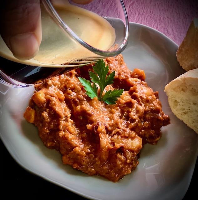 Chili con Carne mit einer Tasse Espresso.