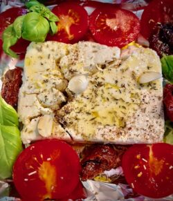 Feta mit frischen und getrockneten Tomaten, Knoblauch und Basilikum in einer Harecker Auflaufform im Ofen gebacken.