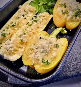 Mit Kartoffelbrei gefüllte Zucchini und Paprika in der Harecker Auflaufform im Ofen gebacken.