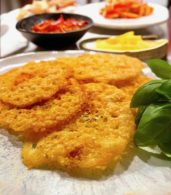 Knusprige Parmesan Chips als Beilage für ein Buffet oder zum Abendessen.