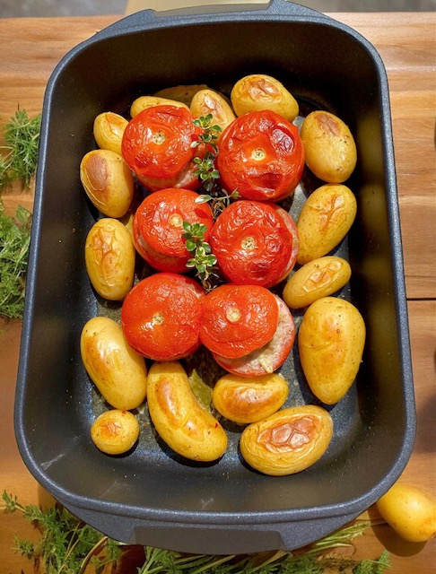 Gefüllte Ofen-Tomaten in der Auflaufform