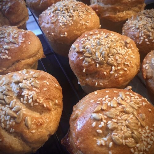 Selbstgemachte Hamburger Brötchen mit Malzbier und Sesamsamen und Sonnenblumenkernen als Topping.