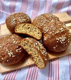 Chia-Brötchen mit Flohsamenschalen und Sesam. Eine gesunde und leckere Low Carb Brötchen Alternative,.