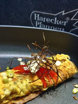 Low Carb Crepes mit Frischkäse, feinen Tomaten-Scheiben und frittierten Frühlingszwiebeln-Streifen garniert