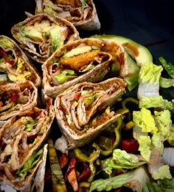 Ein türkischer Dürüm in Stücken aufgeschnitten und mit Salat auf einem Teller garniert.