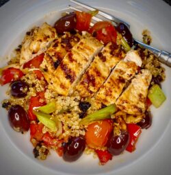 Hähnchen-Quinoa Bowl mit gegrilltem Hähnchen und Gemüse. Verfeinert mit Quinoa und feinen Kalamata-Oliven