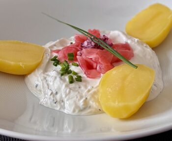 Kartoffeln mit Kräuterquark und gepickelten Radieschen - eine leichte Mahlzeit für jeden Geschmack.