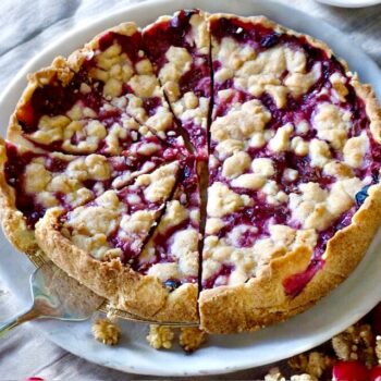 Zwetschgendatschi mit Mürbeteig und Streusel in einer runden Kuchenform gebacken.