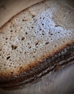 Drei Scheiben Brot nach dem auftauen mit etwas unhübschen Gefrierbrand.