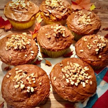 Hanuta Muffins mit Zartbitter-Konfitüre und gehackten Haselnüssen