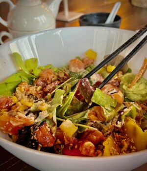 Poke Bowl mit Lachs und Tunfisch in einer Schüssel serviert.