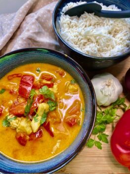 Thai-Suppe mit Hähnchenbrustfilet, frischem Gemüse und Kräutern. Als Beilage einfach Reis dazu.