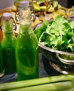 Ein grüner frischer Entgiftungssaft mit Spinat in Flaschen abgefüllt.