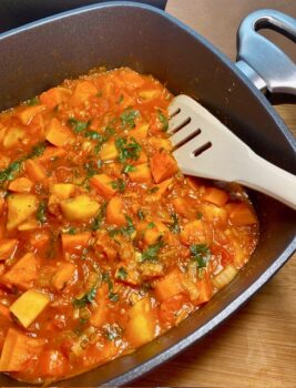 Kürbis-Gulasch - zubereitet in einer Viereckpfanne. Lecker und gesund.