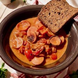 Würstchen-Gulasch, lecker und einfach in der Zuebereitung.