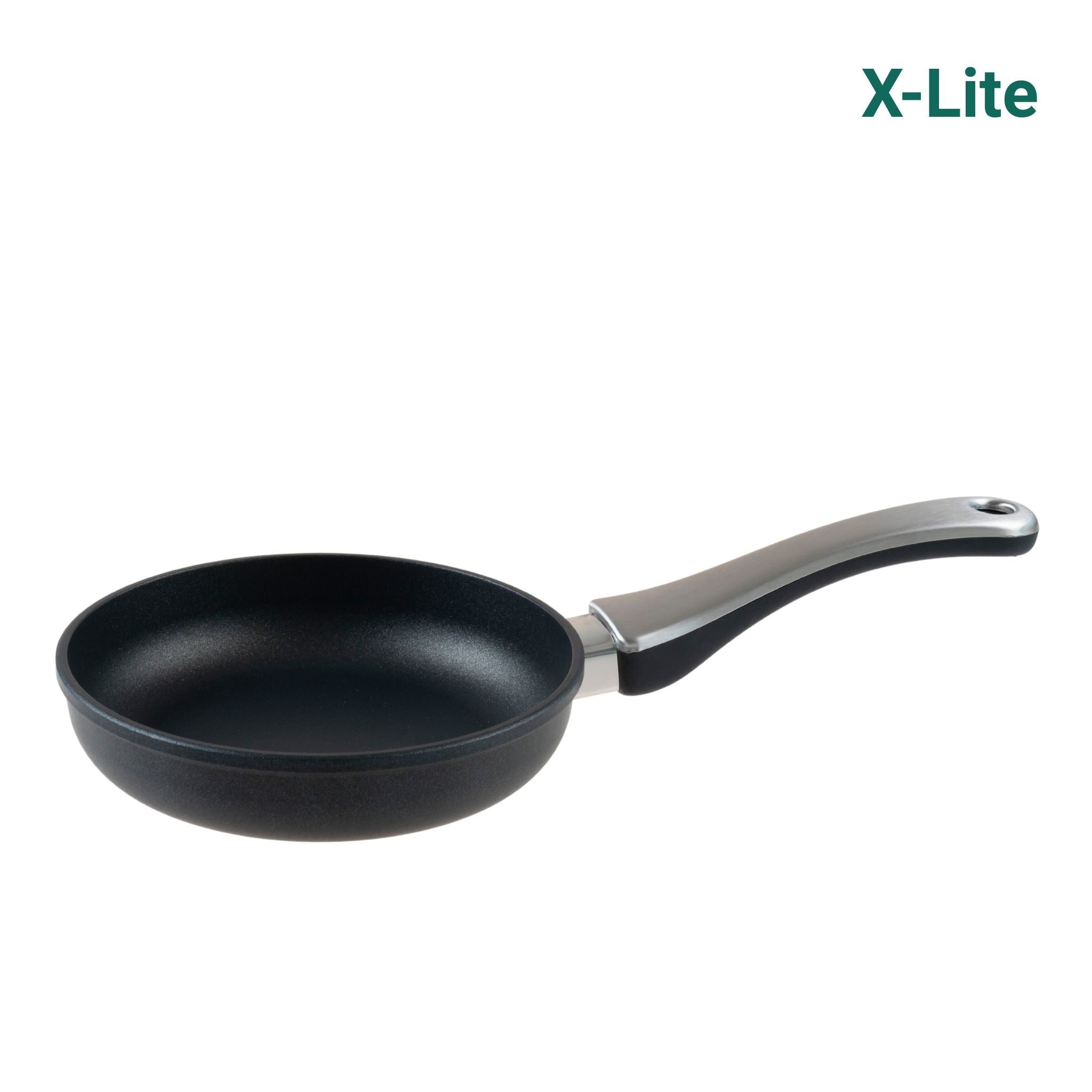 Schwarze Bratpfanne mit antihaftbeschichteter Oberfläche und langem Edelstahlgriff.