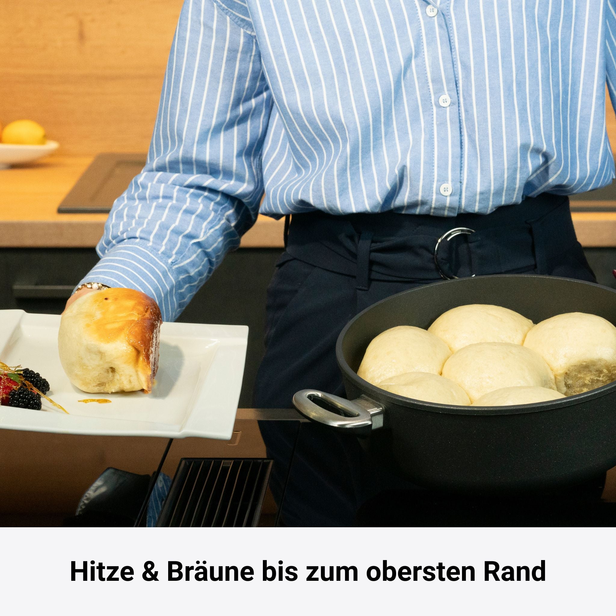 Runder Bräter mit Glasdeckel, aufgeheizt, gefüllt mit Teiglingen, helle Antihaftbeschichtung.