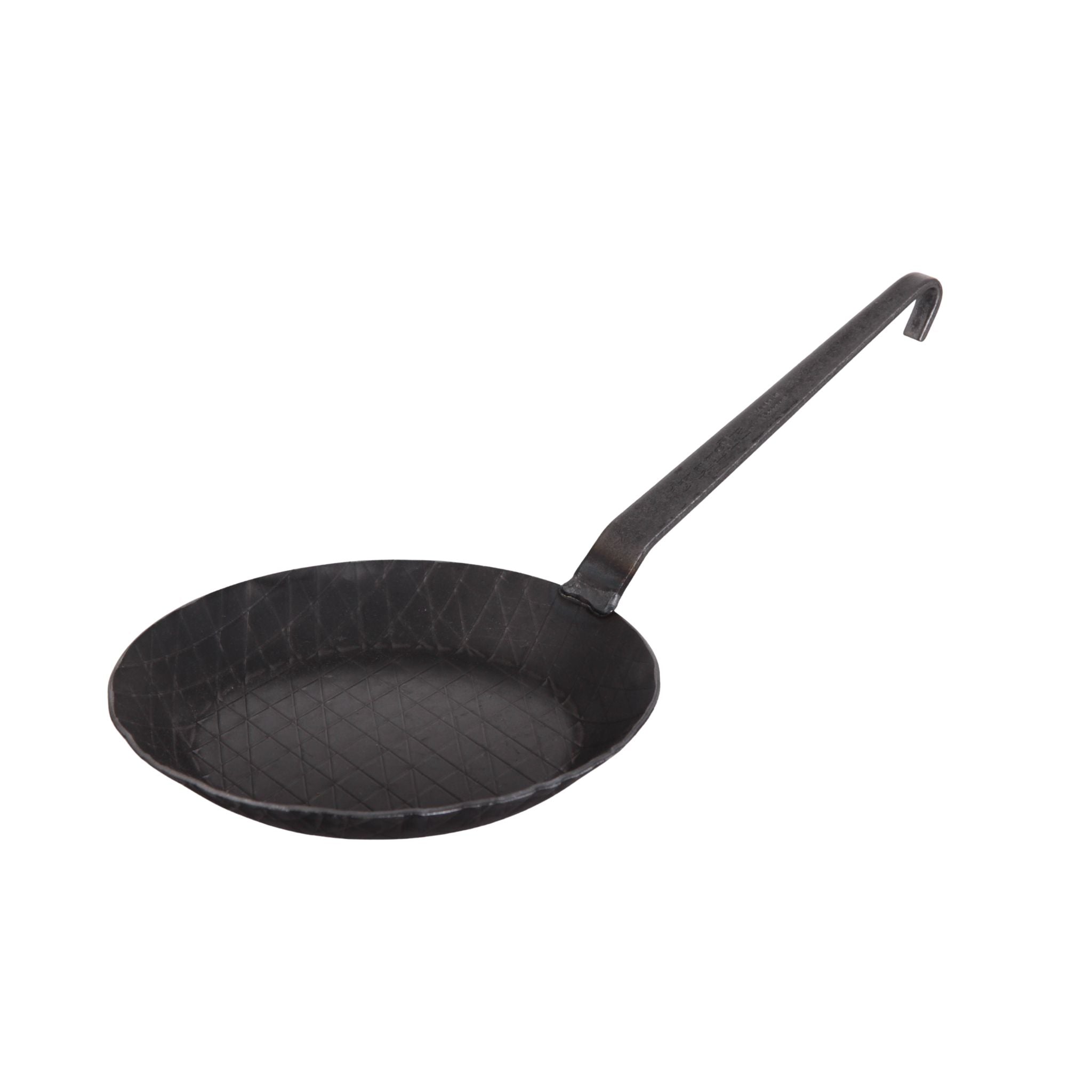Schwarze Eisenpfanne mit langem Griff und gewellter Oberfläche, 20 cm Durchmesser.