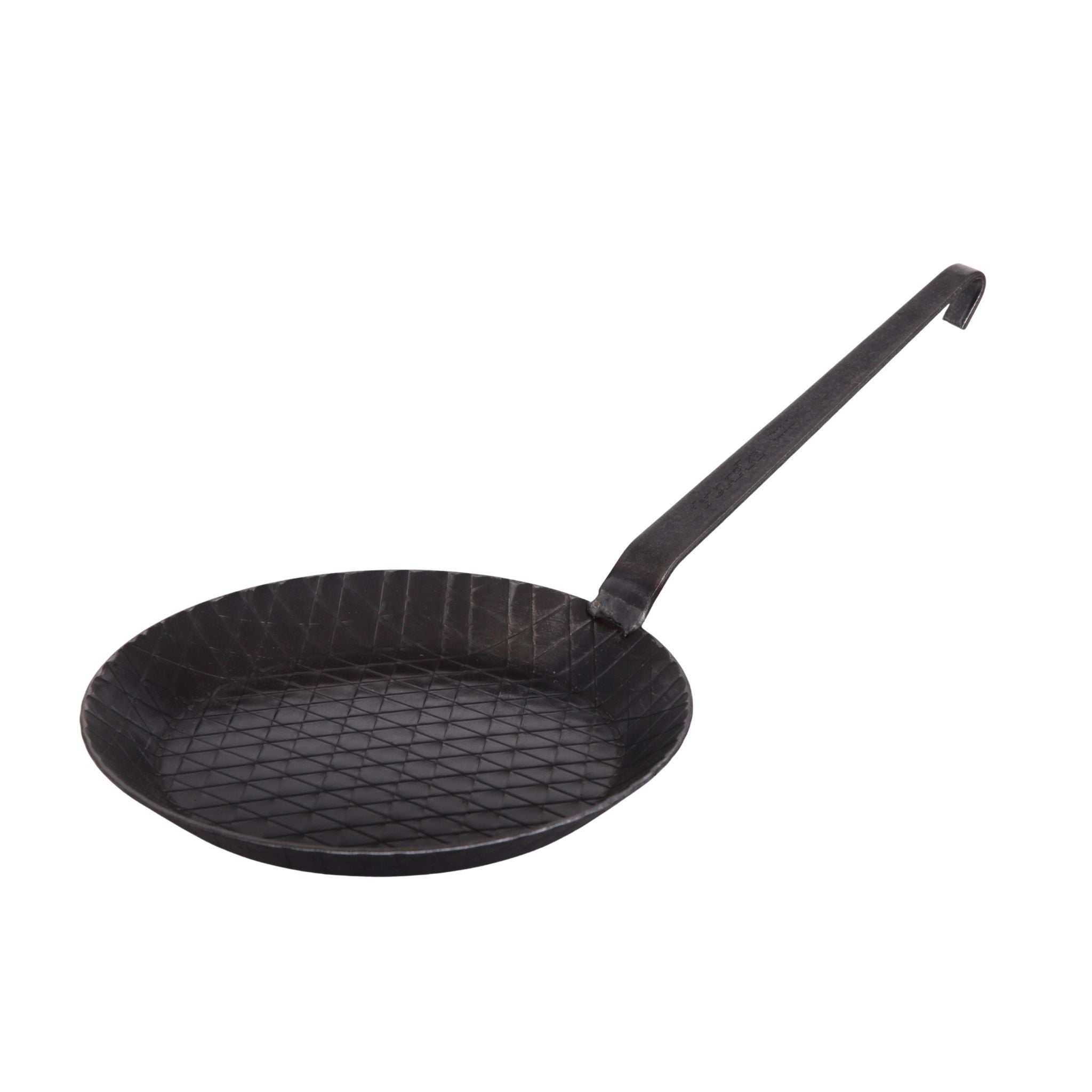 Schwarze Eisenpfanne mit langem Griff und gewelltem Innenboden, 28 cm Durchmesser.