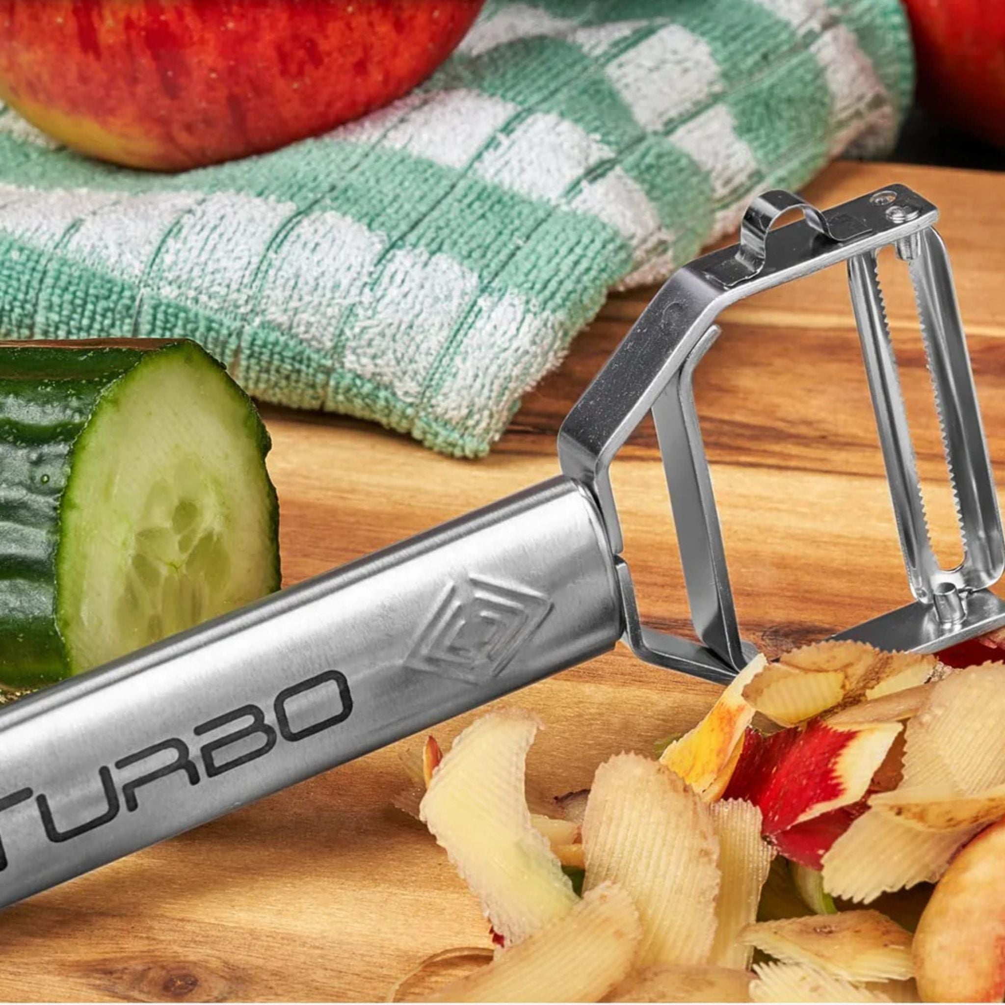 Turbo Schäler aus silbernem Edelstahl mit ergonomischem Griff und geschärfter Klinge.
