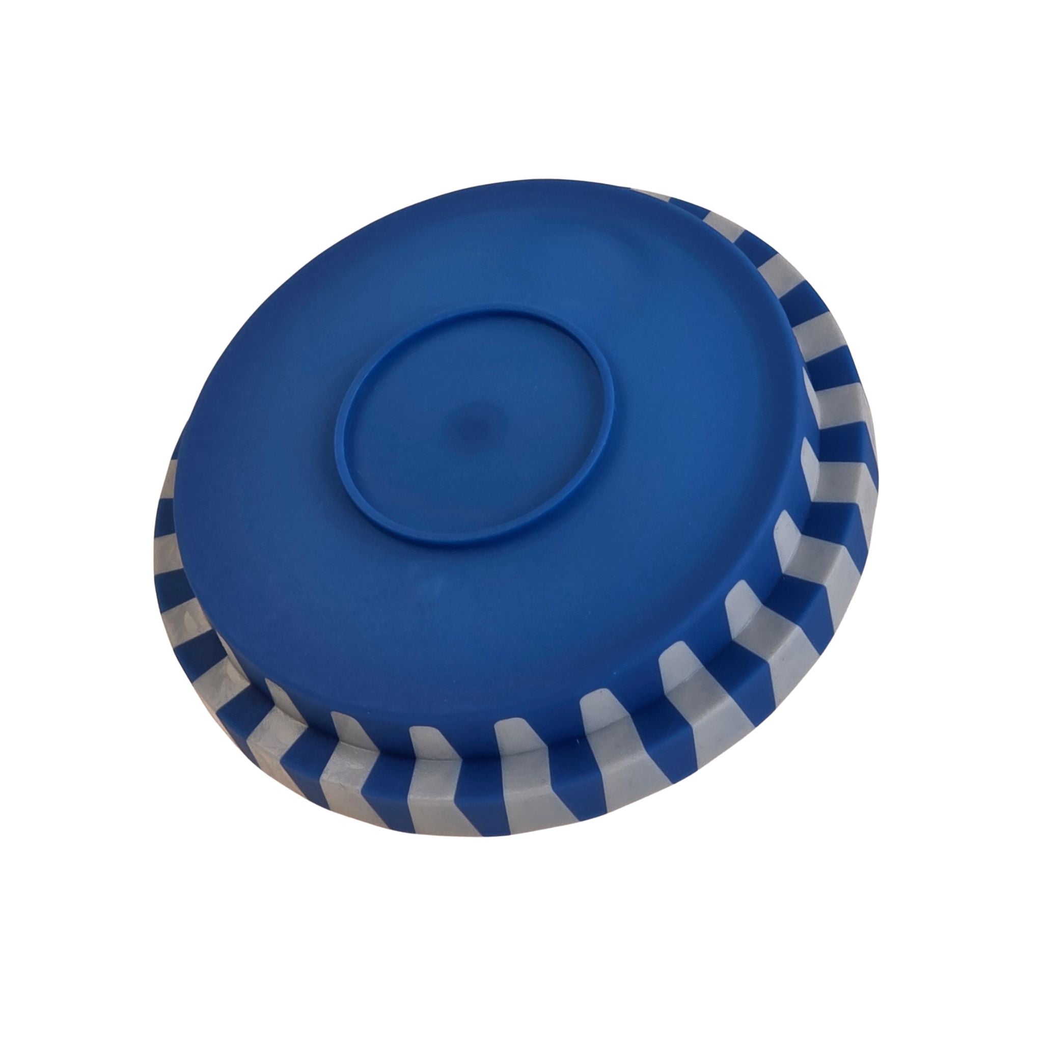Großer blauer Deckel mit weißem Streifenmuster am Rand.