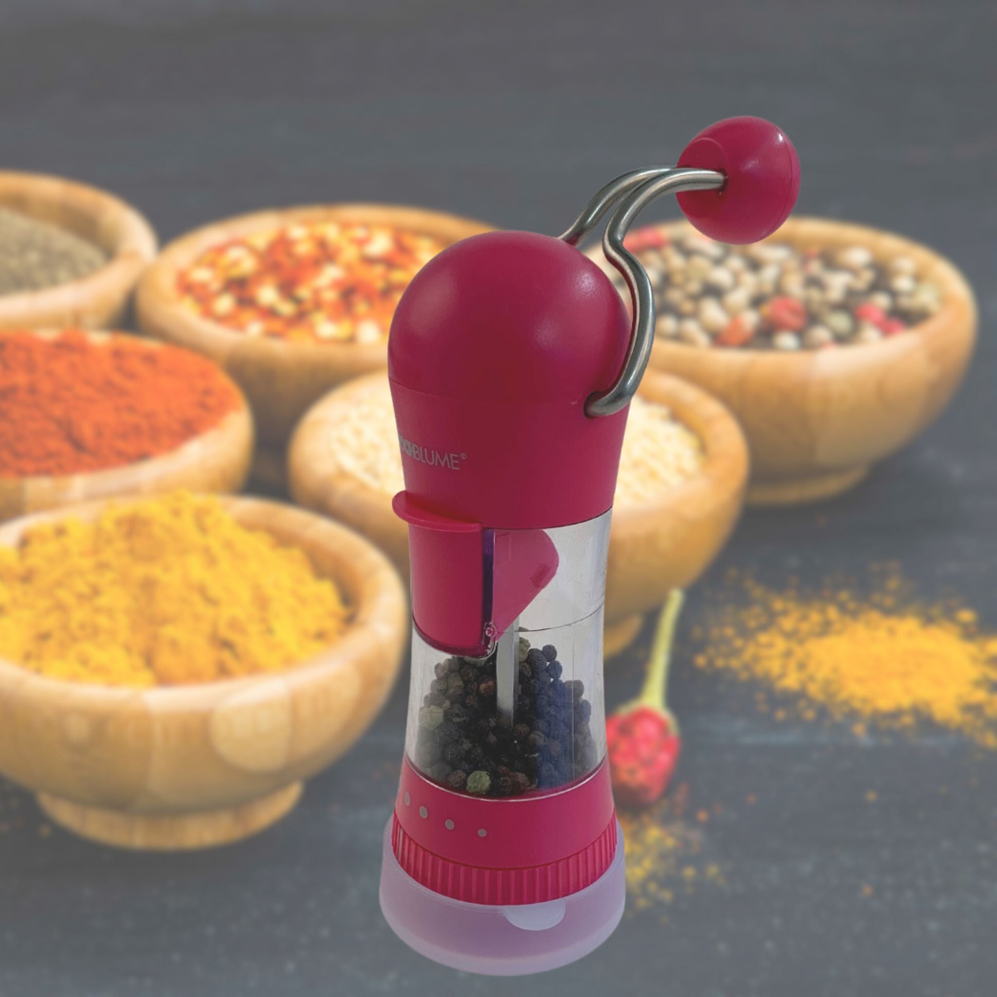 Rote Silikonkappe für Gewürzmühle mit transparentem Behälter und schwarzem Pfefferfüllung.